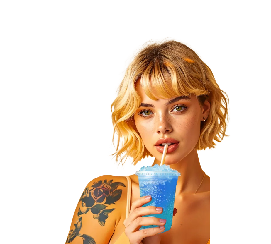 fille buvant une boisson avec une paille