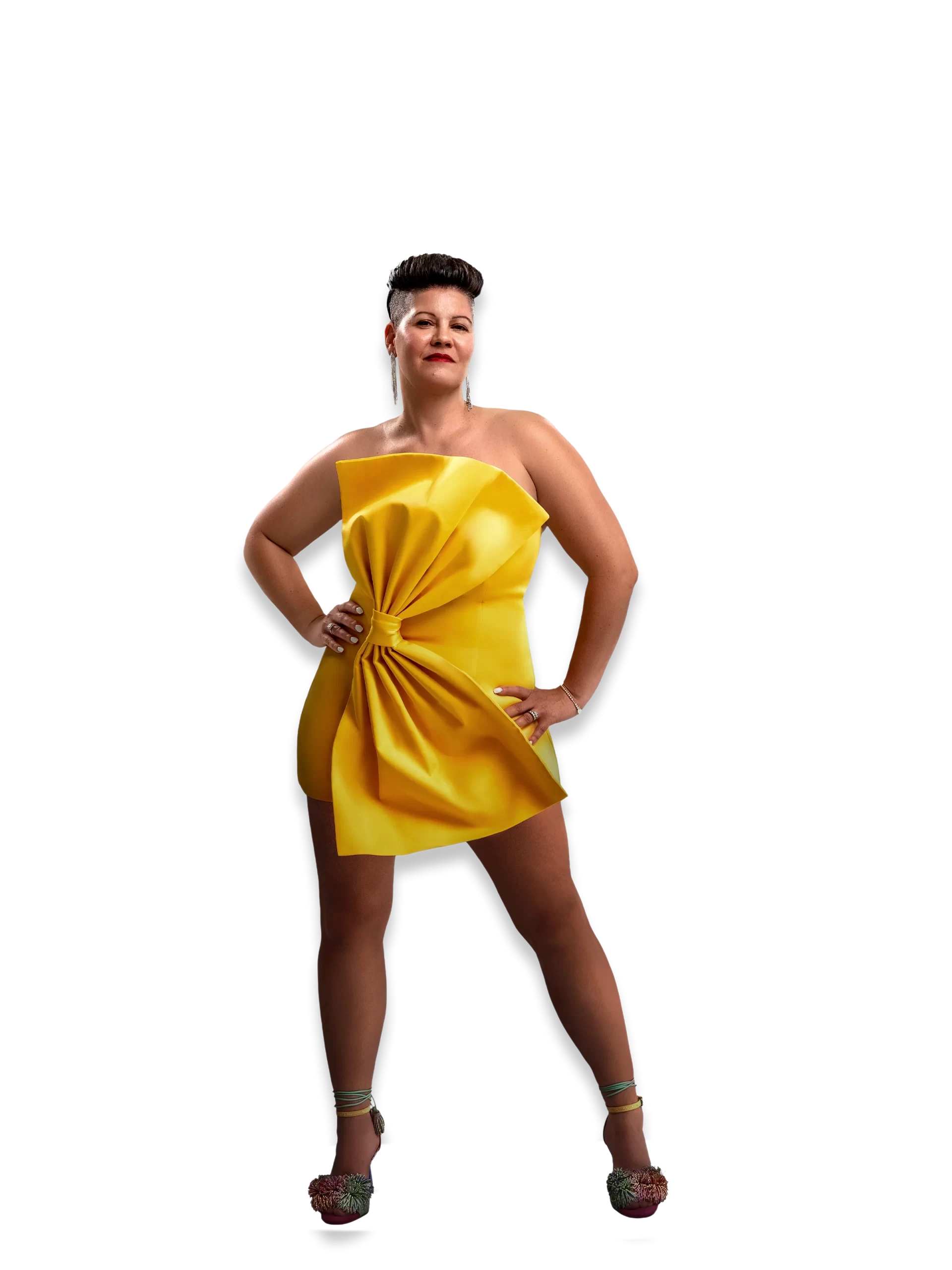 femme de face avec une robe jaune